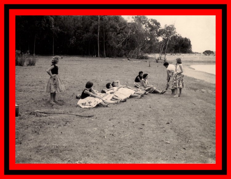 [1960-circa-15- Groep op gras.jpg]